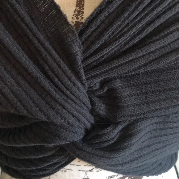 TWIST FRONT CROPPED TOP - Picture 9 of 11